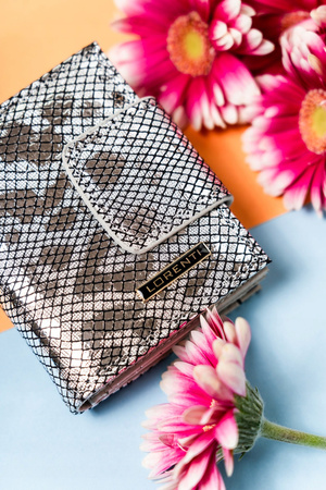 Portfel damski na zatrzask i bigiel z błyszczącej skóry naturalnej - Lorenti