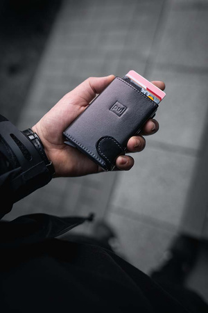 Portfel SOLO wykonany z miękkiej w dotyku skóry Italia czarny