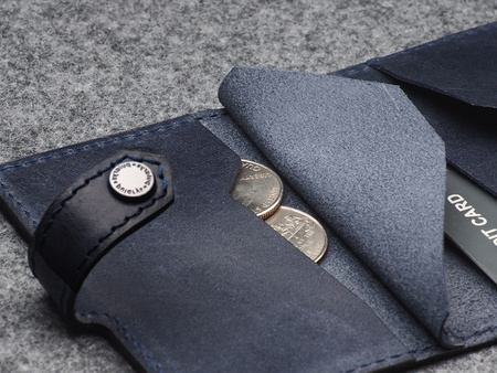 Portfel HIKER Go wykonany z roślinnie garbowanej skóry Nomad granatowy