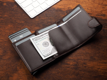 Portfel SOLO wykonany z miękkiej w dotyku skóry Italia brązowy