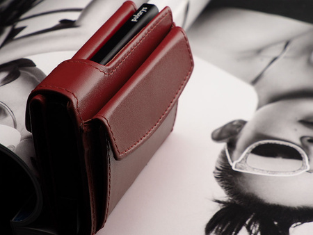 Portfel SOLO Max wykonany z miękkiej w dotyku skóry Italia wiśniowy