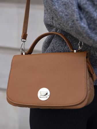 Torebka crossbody brązowa z klapką i srebrnymi okucami - David Jones