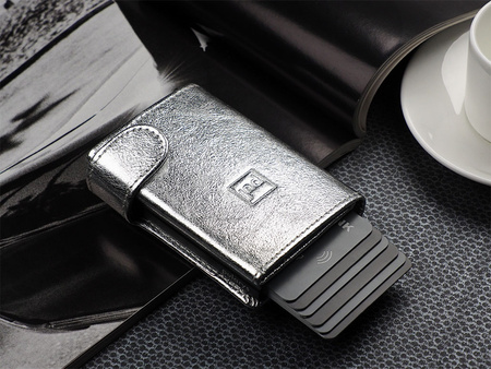 Portfel SOLO Max wykonany z lśniącej skóry Regalia srebrny