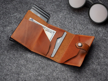 Portfel HIKER Go wykonany z roślinnie garbowanej skóry Nomad koniak