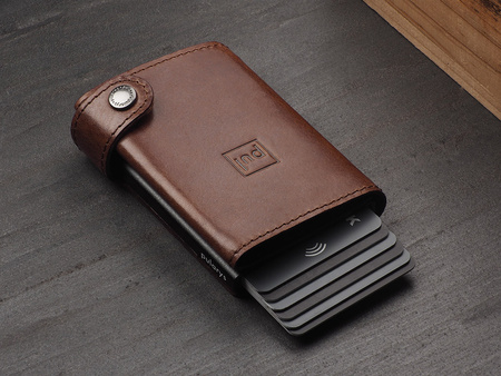 Portfel SOLO Max wykonany z roślinnie garbowanej skóry Nomad brązowy