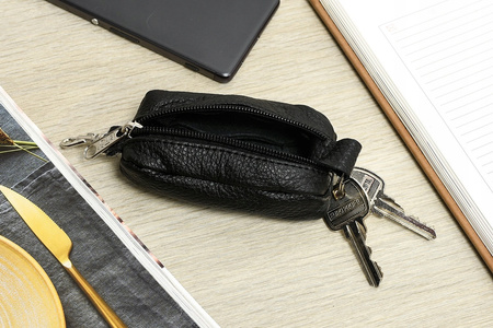 Czarne etui na klucze pilota skórzane karabińczyk