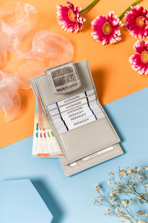 Mały, elegancki skórzany portfel damski na zatrzask i bigiel - Lorenti