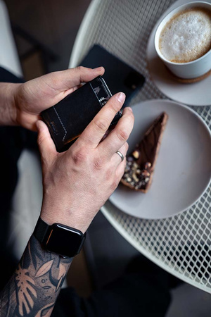 Portfel GOBI Wykonany z roślinnie garbowanej skóry Nomad czarny