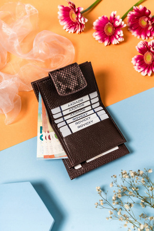 Portfel damski na zatrzask i bigiel z błyszczącej skóry naturalnej - Lorenti