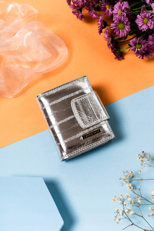 Mały, elegancki skórzany portfel damski na zatrzask i bigiel - Lorenti