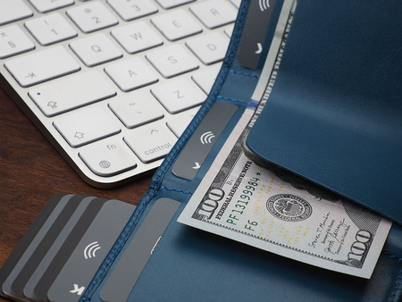 Portfel SOLO wykonany z miękkiej w dotyku skóry Italia niebieski