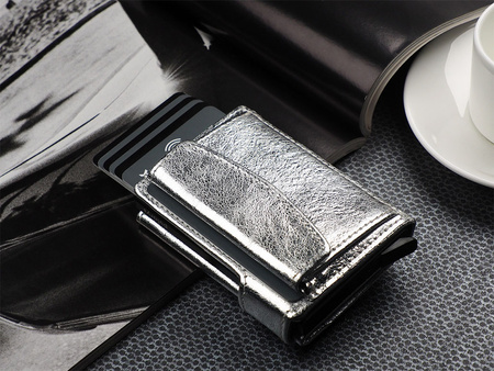 Portfel SOLO Max wykonany z lśniącej skóry Regalia srebrny