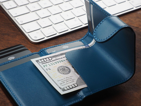 Portfel SOLO wykonany z miękkiej w dotyku skóry Italia niebieski