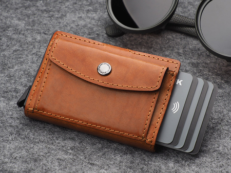 Portfel HIKER Max wykonany z roślinnie garbowanej skóry Nomad koniak