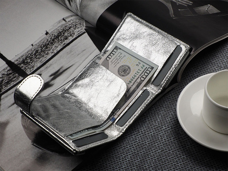 Portfel SOLO Max wykonany z lśniącej skóry Regalia srebrny