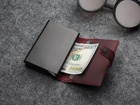 Portfel HIKER wykonany z polerowanej i woskowanej skóry Hunter wiśniowy