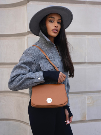 Torebka crossbody brązowa z klapką i srebrnymi okucami - David Jones