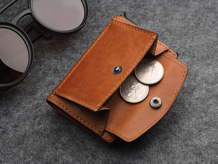 Portfel HIKER Max wykonany z roślinnie garbowanej skóry Nomad koniak