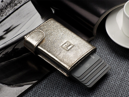 Portfel SOLO Max wykonany z lśniącej skóry Regalia złoty