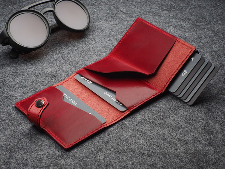 Portfel HIKER Max wykonany z roślinnie garbowanej skóry Nomad czerowny