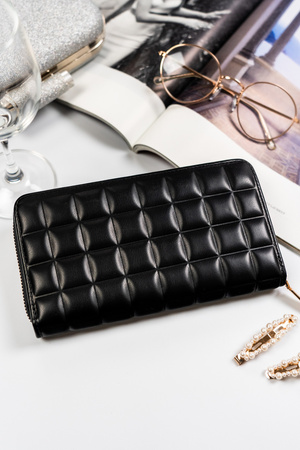 Modny portfel damski na zamek ze złotymi okuciami i pikowaną fakturą - Peterson