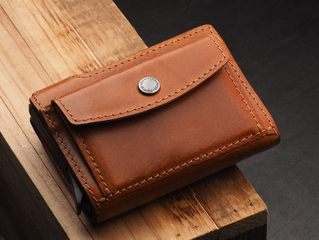 Portfel SOLO Max wykonany z roślinnie garbowanej skóry Nomad koniak