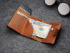 Portfel HIKER Max wykonany z roślinnie garbowanej skóry Nomad koniak