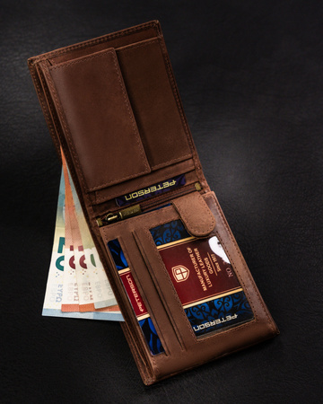 Portfel męski skórzany z tłoczeniem - elegancja i praktyczność Peterson