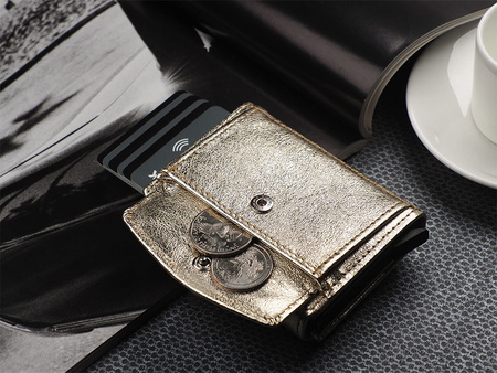 Portfel SOLO Max wykonany z lśniącej skóry Regalia złoty