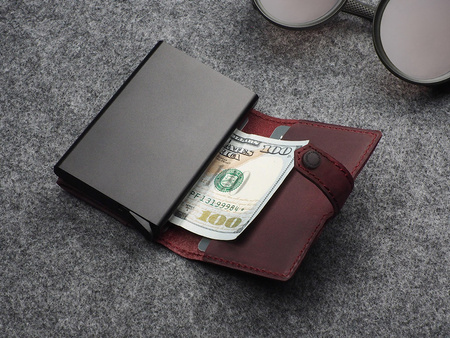 Portfel HIKER wykonany z polerowanej i woskowanej skóry Hunter wiśniowy