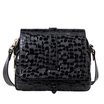 Listonoszka Canaletto z kroplami, czarna skórzana z złotymi detalami