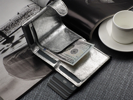 Portfel SOLO Max wykonany z lśniącej skóry Regalia srebrny