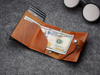 Portfel HIKER Go wykonany z roślinnie garbowanej skóry Nomad koniak