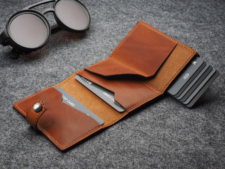 Portfel HIKER Max wykonany z roślinnie garbowanej skóry Nomad koniak