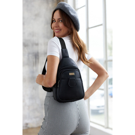Saszetka damska crossbody w czerni - skórzany plecaczek Peterson