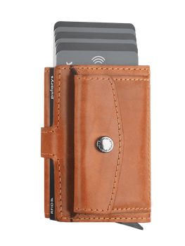 Portfel HIKER Max wykonany z roślinnie garbowanej skóry Nomad koniak