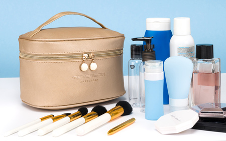 Kosmetyczka kuferek z ekoskóry w kolorze złotym - Peterson