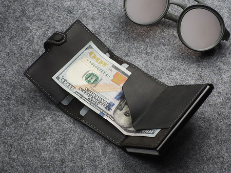 Portfel HIKER wykonany z polerowanej i woskowanej skóry Hunter czarny