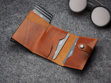 Portfel HIKER Max wykonany z roślinnie garbowanej skóry Nomad koniak