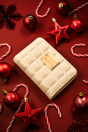 Pikowany, beżowy portfel damski ze skóry ekologicznej mieszczący dowód rejestracyjny - Peterson