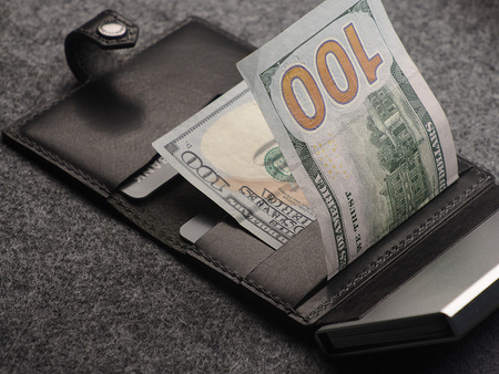 Portfel EASY WALLET wykonany z garbowanej skóry Nomad czarny