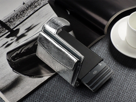 Portfel SOLO Max wykonany z lśniącej skóry Regalia srebrny