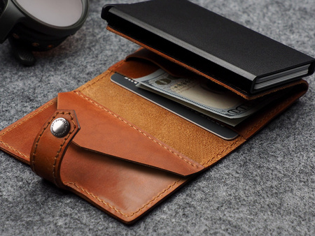 Portfel HIKER Go wykonany z roślinnie garbowanej skóry Nomad koniak