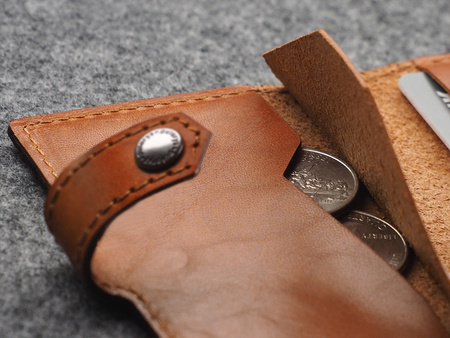 Portfel HIKER Go wykonany z roślinnie garbowanej skóry Nomad koniak