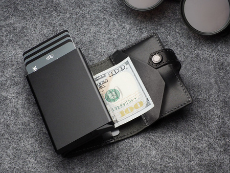 Portfel HIKER Go wykonany z roślinnie garbowanej skóry Nomad czarny