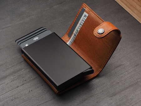 Portfel SOLO Max wykonany z roślinnie garbowanej skóry Nomad koniak