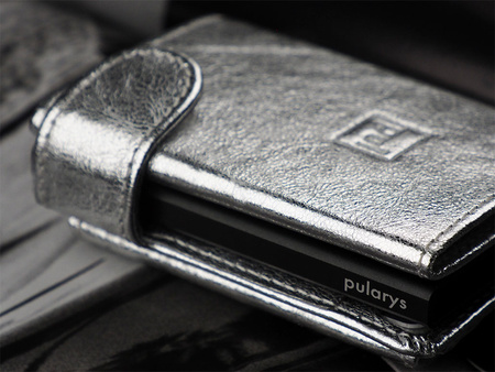 Portfel SOLO Max wykonany z lśniącej skóry Regalia srebrny