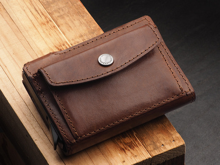 Portfel SOLO Max wykonany z roślinnie garbowanej skóry Nomad brązowy