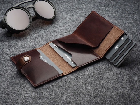 Portfel HIKER Max wykonany z roślinnie garbowanej skóry Nomad brązowy