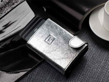 Portfel SOLO Max wykonany z lśniącej skóry Regalia srebrny